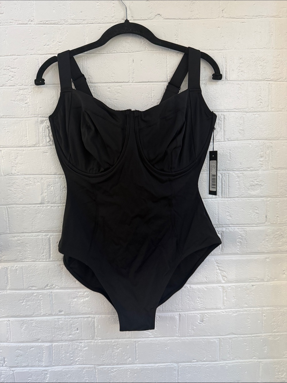67. NWT $175 LARGE SHORT  TORSO HI CUP